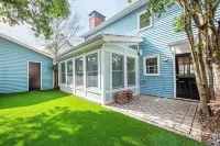 Pet-friendly, freshly renovated, 2 bd/2.5 bath townhome in Decatur!