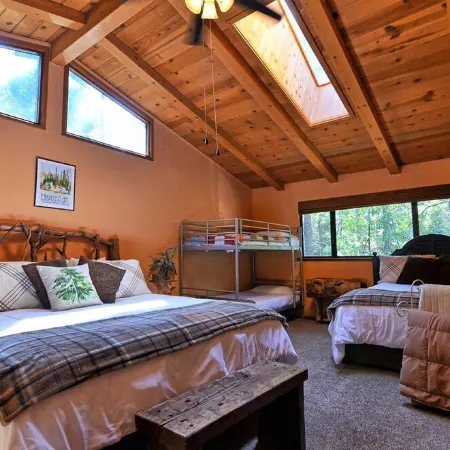Cozy 3-bedroom cabin in superb Arnold with WiFi and a Spa