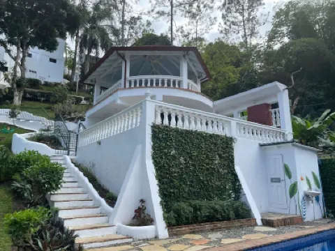 Mountain Luxury Retreat – 8-Bedroom Villa with Private Pool Hotel di 