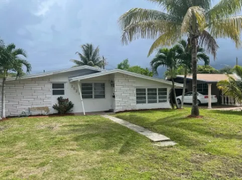 House with pool 15 minutes from the beach!