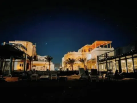 Eel Garden Villas - mountain view beach side apt.