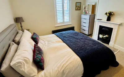 Stunning 3 bedroom house five minutes walk to town Centre with private parking. Hôtels à proximité de : Marlborough College