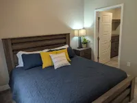 Luxury 1-bedroom flat in enjoyable Alliance with fitness room. Hotels in Alliance