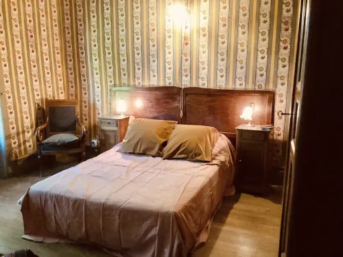 Villa de Charme Rétro Avec Jardin Ombragé Dans le Centre de La Tour de Salvagny Hoteles en La Tour-de-Salvagny