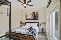 Fireside Cabin w/Hot Tub. 2 Bedrooms w/3 Queen Beds. Spacious