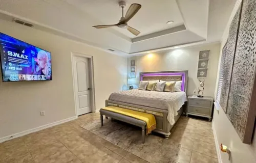 Hospitals/Mall/Airport Minutes away/Comfy King Bed