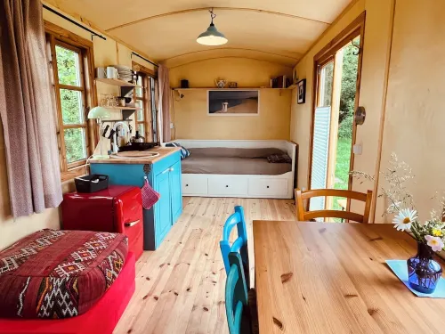 Beautiful Circus Wagon in a Secluded Location Hotels in Oetzen