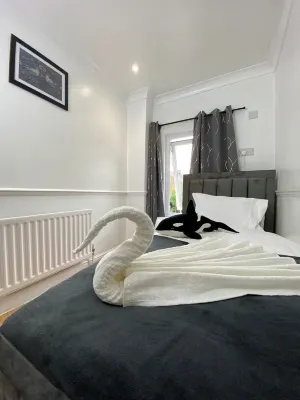 Cosy 3 Bedroom House With Free Parking, garden and close to the High Street 길링엄 호텔