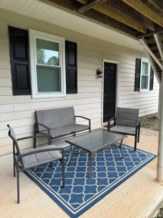 Cozy Hilltop 3-bedroom house in charming Dallas GA.