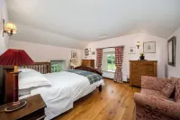 Charming and spacious 6-bedroom farmhouse close to Center Parcs Hotels in 