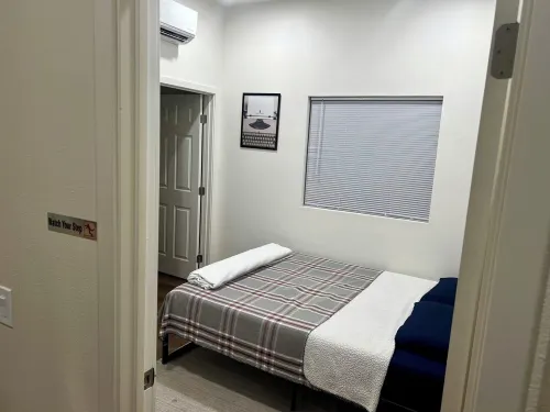 Unit B - Near UCLA WH, Kaiser, Dignity, Cedars Providence, RAMS & More Hotel a Canoga Park