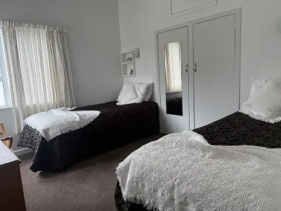 Fully equipped Crofters Cottage for up to 6 people Marlborough Museum 주변 호텔