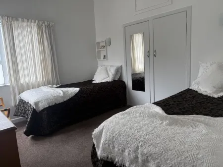 Fully equipped Crofters Cottage for up to 6 people Отели рядом с достопримечательностью «Marlborough Museum»