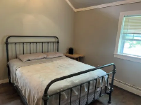 Charming 1-bedroom cottage with WiFi, AC in enchanting Kenoza Lake area.