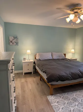 Lake House Getaway! 4-bedroom house on Boone Lake near JC with AC, WiFi, Dock Отели в г. Пайни Флэтс