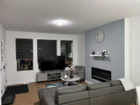 Elegant 3BD Home in Beaumont, Double Garage 2.5WC.WiFi, Near Airport, Workspace. Hotels in Leduc County