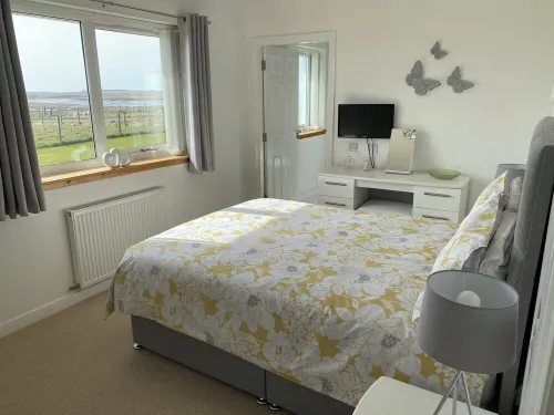 TRANQUIL SANDS - A Pet Friendly Bungalow, walking distance to a stunning Beach Hotels in Isle of North Uist