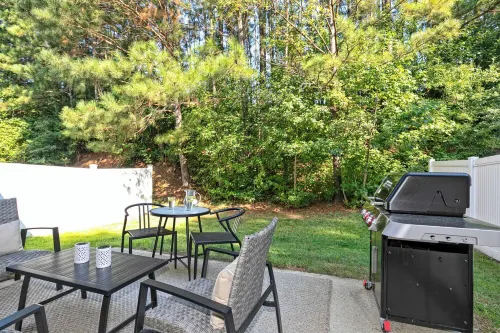 Spacious and Quiet 3-bedroom townhome with WiFi and AC in Acworth