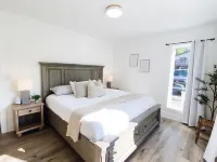 [New!] Luxurious Lake Front Getaway! Hotels in Noble County