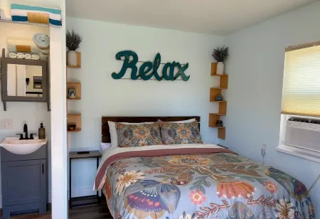 Charming pet friendly studio 350 feet away from the Rodanthe Pier and the beach.