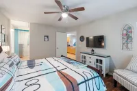 Vintage 50's & 60's theme Country Home on Wooded Acres near Franklin, Tennessee