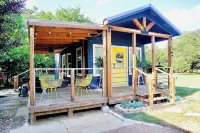 Luxury tiny cabin Pool & Hot tub minutes from Lake Travis and Lake Austin.