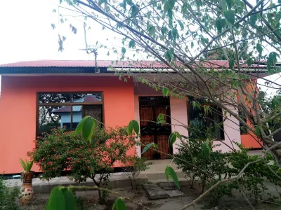 Garden Pub House (Historical Sites, Public Beaches & National Parks)  호텔