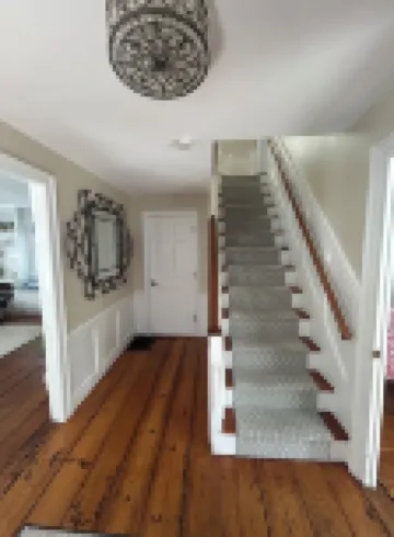 Downtown Home. Walk to Waterfront, Restaurants, Shops & Train. Beaches Nearby.