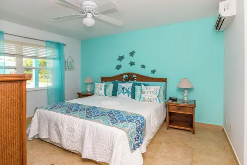 Newly renovated Oceanfront Townhouse with Stunning Views & Private Beach Access Hotel di George Town