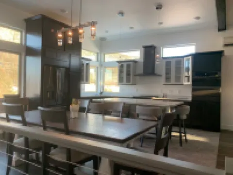 Modern and Elegant 3-bedroom townhome with WiFi, AC in enjoyable Juneau