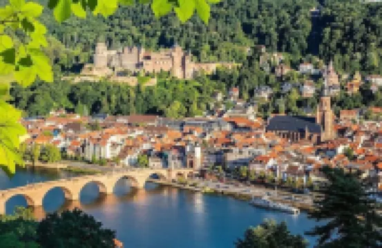 Charming studio with AC, balcony and view of the Castle - Walk to Everything.