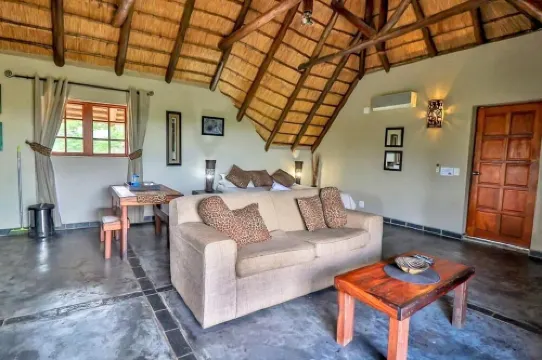 Luxury chalet 12 mi from the Crocodile Bridge Gate of the Kruger National Park!