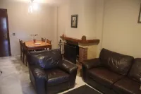 Two-story house with garden and patio in a quiet area. Easy parking Các khách sạn ở San Fernando