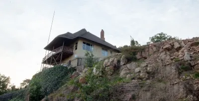 Luxury Thatched Villa With Balcony Overlooking Johannesburg - Sleeps Six Hotels in 