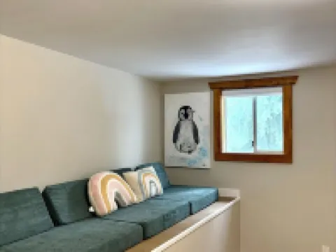 Red Powder House with Foosball Table. Downtown Rossland 5 min to Red Mountain Hoteles en Rossland