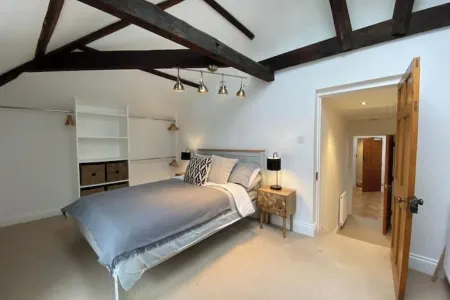 The Penthouse, 2 bed flat, sleeps 4, Brampton Town Centre, Hadrian’s Wall