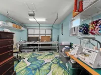 Charming 3-bedroom house/ lake, huge backyard, WiFi, fishing, 10 mins from beach