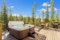 Cabin in the Woods! Pet Friendly, Private Hot Tub, Close to Breckenridge
