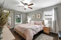 Stylish Home - Lrg Yard with Games Grill & Hot Tub