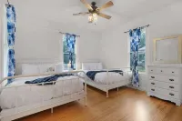 只有兩個區塊的主要街道上帶熱水浴缸和燒烤的絕色住宅！