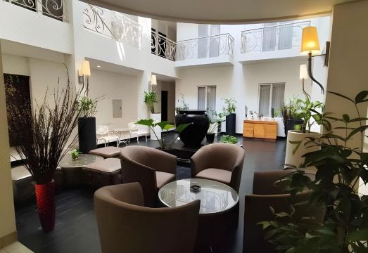 호텔 수영장 및 휴식 공간