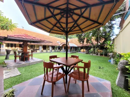 Ndalem Katong Guest House Ponorogo Отели в г. Понорого