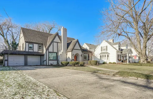 歷史悠久的奧本家庭，帶劇院和院子！