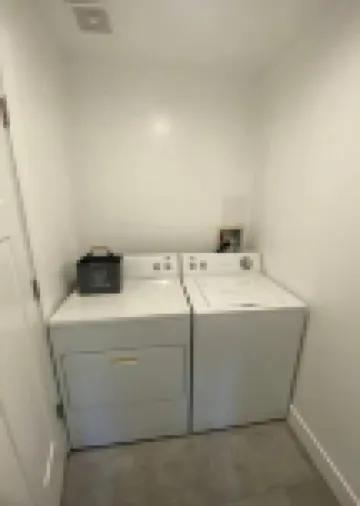 Canyons Lounge… TV, Wifi, Parking, + More!