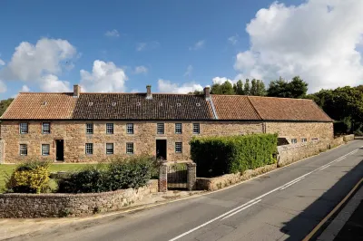 Private  cottage/ hot tub  / private garden just a short stroll to the beach . Отели в г. 