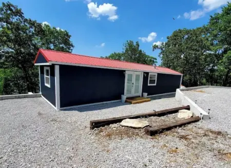 Completely renovated lakehouse with all the extras Отели в г. Юг Линдси Тауншип