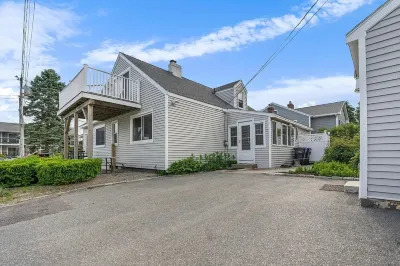 The Sea Gaze - 5BR with Beach Path Hotels near Palace Playland