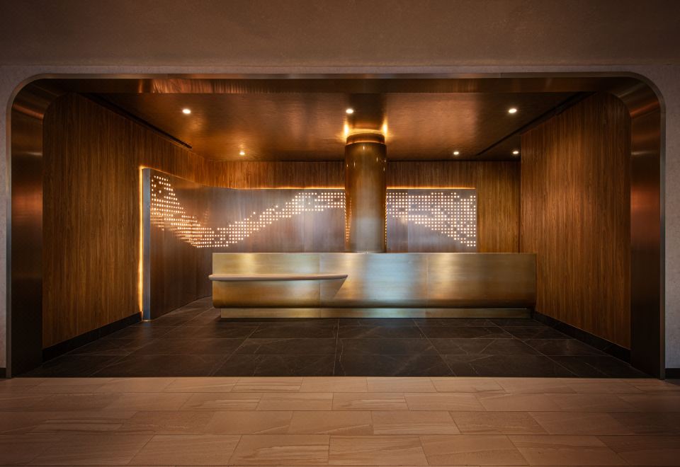 [힐튼 뉴욕 타임스 스퀘어의 외관 야경]