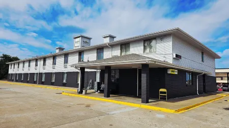 Budgetel Inn & Suites