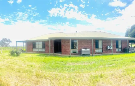 Retreat to Willunga Farmhouse. Attractions Willunga Market, Wineries, Walking